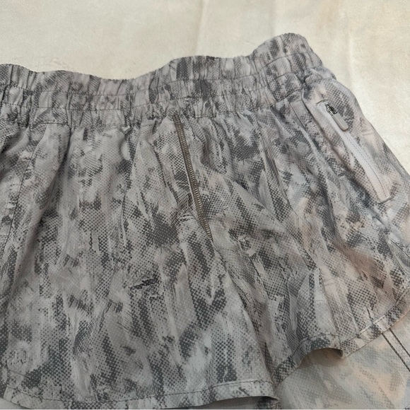 Lululemon City Breeze Alpine White Multi Tracker Short Size 6 - 51130 - Picture 7 of 13